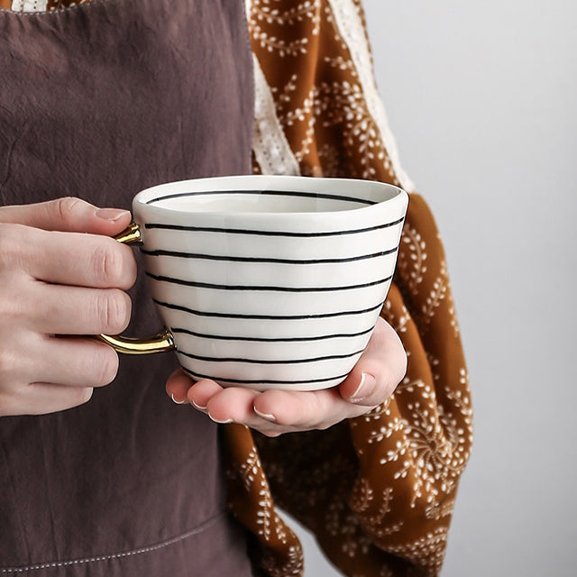 LuxeMug | Geometrisch Patroon Kopje met Gouden Handvat, Elegante Keramische Koffiemok, Luxe Theekopje